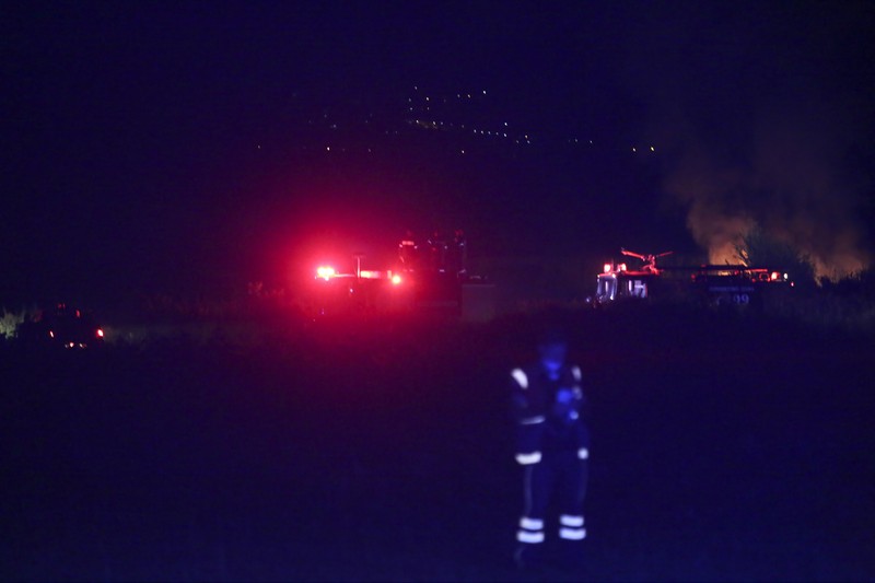 Kecelakaan Terbakar Pesawat Kargo Antonov An-12 milik perusahaan Ukraina, dekat Kavala, Yunani Api berkobar di lokasi jatuhnya pesawat kargo Antonov An-12 milik perusahaan Ukraina, dekat Kavala, Yunani, Sabtu (16/7/2022). Pesawat kargo itu dalam perjalanan dari Serbia ke Yordania. Sebelum kejadian, pesawat telah meminta izin untuk melakukan pendaratan darurat di Bandara Kavala terdekat. Tetapi pesawat tidak berhasil mencapainya. (Laskaris Tsotsas/Eurokinissi via REUTERS)