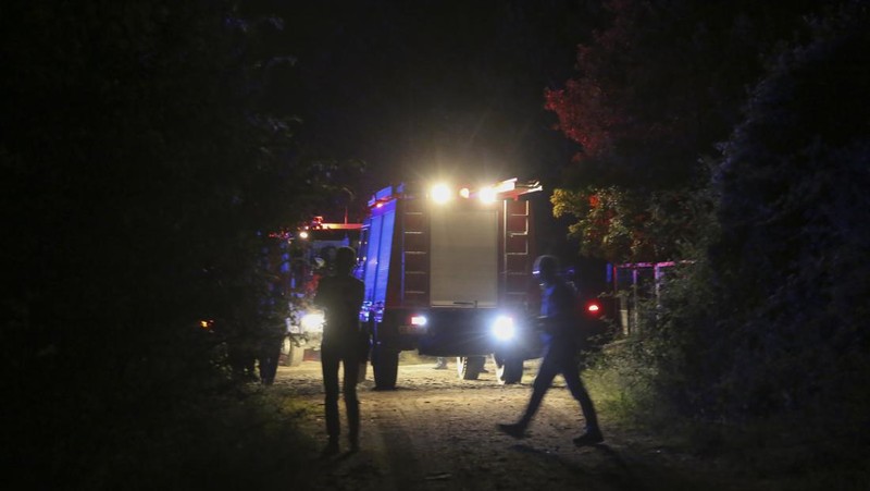 Api berkobar di lokasi jatuhnya pesawat kargo Antonov An-12 milik perusahaan Ukraina, dekat Kavala, Yunani, Sabtu (16/7/2022). Pesawat kargo itu dalam perjalanan dari Serbia ke Yordania. Sebelum kejadian, pesawat telah meminta izin untuk melakukan pendaratan darurat di Bandara Kavala terdekat. Tetapi pesawat tidak berhasil mencapainya. (Laskaris Tsotsas/Eurokinissi via REUTERS)
