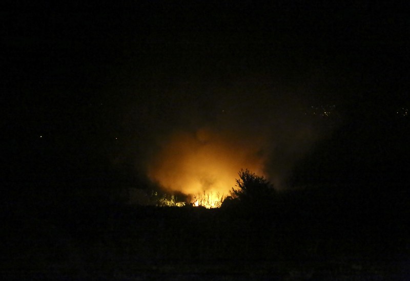 Kecelakaan Terbakar Pesawat Kargo Antonov An-12 milik perusahaan Ukraina, dekat Kavala, Yunani Api berkobar di lokasi jatuhnya pesawat kargo Antonov An-12 milik perusahaan Ukraina, dekat Kavala, Yunani, Sabtu (16/7/2022). Pesawat kargo itu dalam perjalanan dari Serbia ke Yordania. Sebelum kejadian, pesawat telah meminta izin untuk melakukan pendaratan darurat di Bandara Kavala terdekat. Tetapi pesawat tidak berhasil mencapainya. (Laskaris Tsotsas/Eurokinissi via REUTERS)