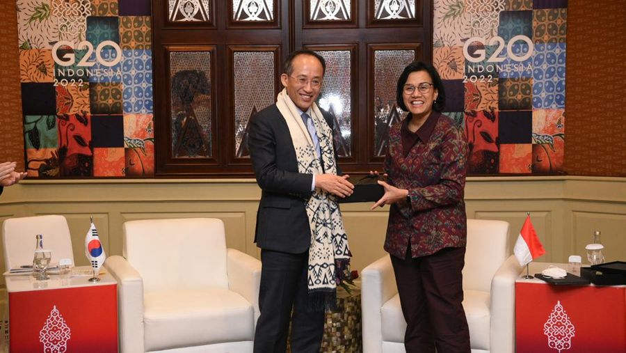 Menteri Keuangan RI, Sri Mulyani (kanan) dalam pertemuan bilateral dengan Deputi Perdana Menteri Republik Korea, Choo Kyung-ho (kiri). (Dok. Kemenkeu)