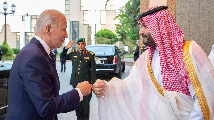Presiden AS Joe Biden bertemu Putra Mahkota Saudi Mohammed bin Salman Putra Mahkota Saudi Mohammed bin Salman menyambut Presiden AS Joe Biden setibanya di Istana Al Salman, di Jeddah, Arab Saudi, Jumat (15/7/2022). (Bandar Algaloud/Courtesy of Saudi Royal Court/Handout via REUTERS)