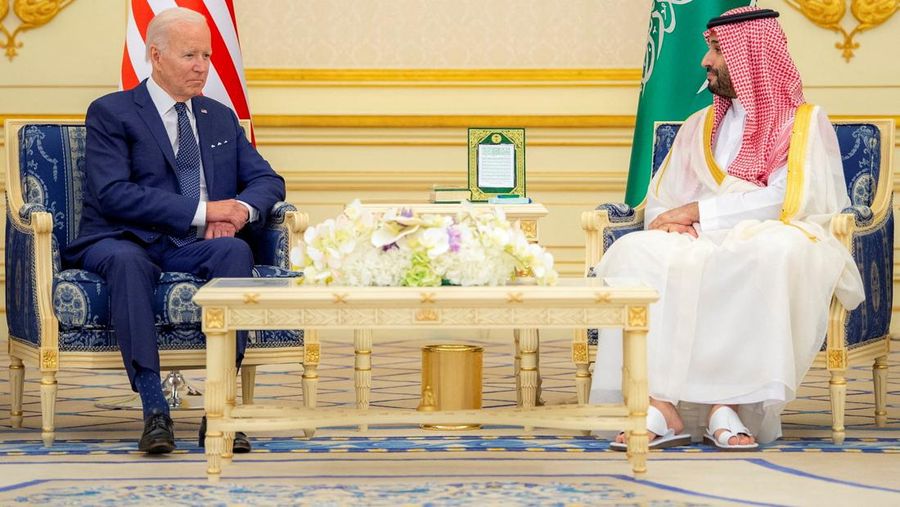 Putra Mahkota Saudi Mohammed bin Salman dan Presiden AS Joe Biden bertemu di Istana Al Salman setibanya di Jeddah, Arab Saudi, Jumat (15/7/2022). (Bandar Algaloud/Courtesy of Saudi Royal Court/Handout via REUTERS)