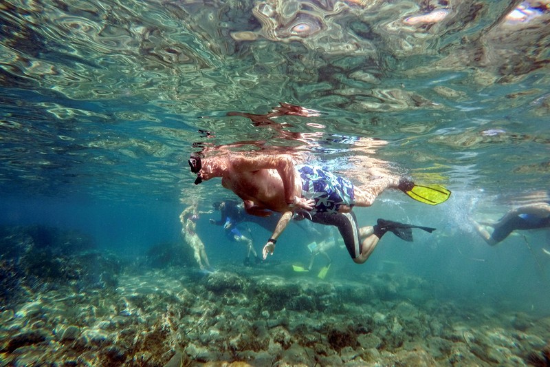 taman arkeologi bawah laut di pelabuhan kuno Amathus di Limassol, Siprus Orang-orang bersiap untuk mengunjungi taman arkeologi bawah laut di pelabuhan kuno Amathus di Limassol, Siprus, Sabtu (9/7/2022). (REUTERS/Yiannis Kourtoglou)