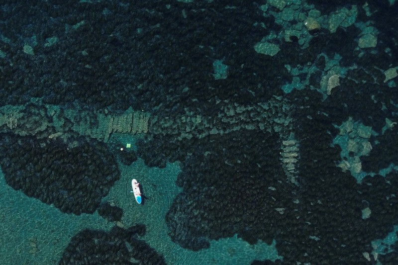 taman arkeologi bawah laut di pelabuhan kuno Amathus di Limassol, Siprus Orang-orang bersiap untuk mengunjungi taman arkeologi bawah laut di pelabuhan kuno Amathus di Limassol, Siprus, Sabtu (9/7/2022). (REUTERS/Yiannis Kourtoglou)