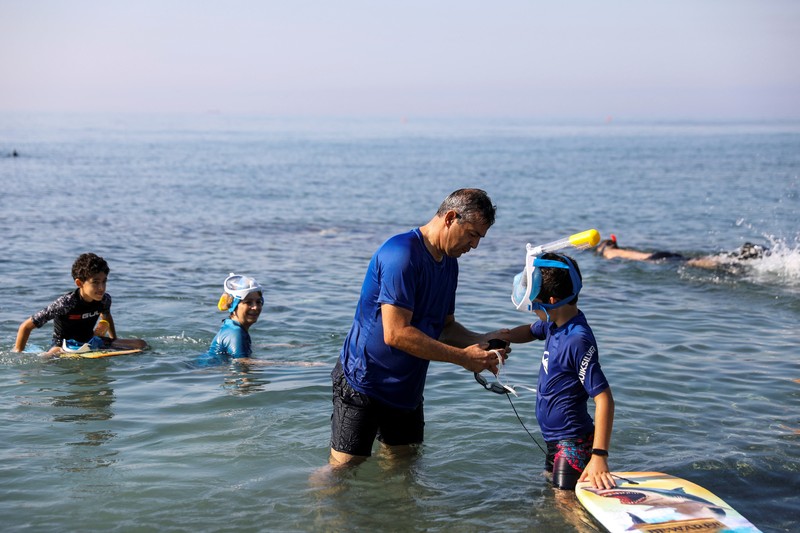 taman arkeologi bawah laut di pelabuhan kuno Amathus di Limassol, Siprus Orang-orang bersiap untuk mengunjungi taman arkeologi bawah laut di pelabuhan kuno Amathus di Limassol, Siprus, Sabtu (9/7/2022). (REUTERS/Yiannis Kourtoglou)