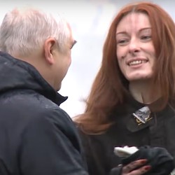 Model Baju Anti Bom Rusia Jalan Santai Lewat Semburan Api