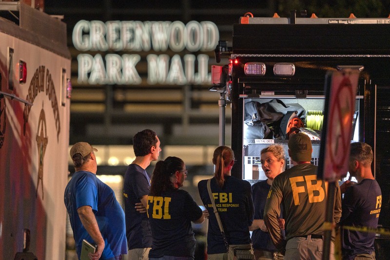 Aksi penembakan brutal kembali terjadi di Amerika Serikat. Kali ini, tiga orang tewas dan tiga lainnya luka-luka dalam insiden penembakan di sebuah mal di negara bagian Indiana pada Minggu (17/7) waktu setempat. (AP/Kelly Wilkinson) Aksi penembakan brutal kembali terjadi di Amerika Serikat. Kali ini, tiga orang tewas dan tiga lainnya luka-luka dalam insiden penembakan di sebuah mal di negara bagian Indiana pada Minggu (17/7) waktu setempat. (AP/Kelly Wilkinson)