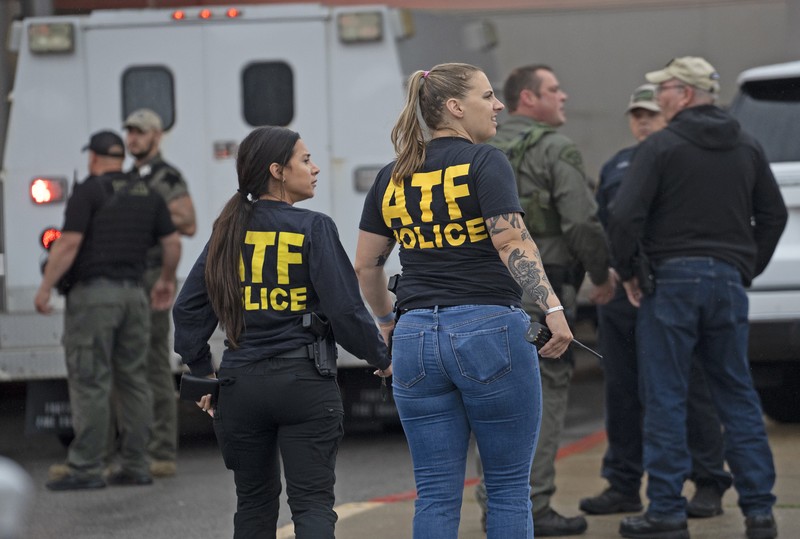 Aksi penembakan brutal kembali terjadi di Amerika Serikat. Kali ini, tiga orang tewas dan tiga lainnya luka-luka dalam insiden penembakan di sebuah mal di negara bagian Indiana pada Minggu (17/7) waktu setempat. (AP/Kelly Wilkinson)