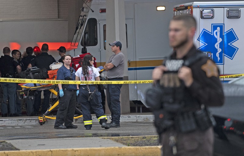 Aksi penembakan brutal kembali terjadi di Amerika Serikat. Kali ini, tiga orang tewas dan tiga lainnya luka-luka dalam insiden penembakan di sebuah mal di negara bagian Indiana pada Minggu (17/7) waktu setempat. (AP/Kelly Wilkinson) Aksi penembakan brutal kembali terjadi di Amerika Serikat. Kali ini, tiga orang tewas dan tiga lainnya luka-luka dalam insiden penembakan di sebuah mal di negara bagian Indiana pada Minggu (17/7) waktu setempat. (AP/Kelly Wilkinson)