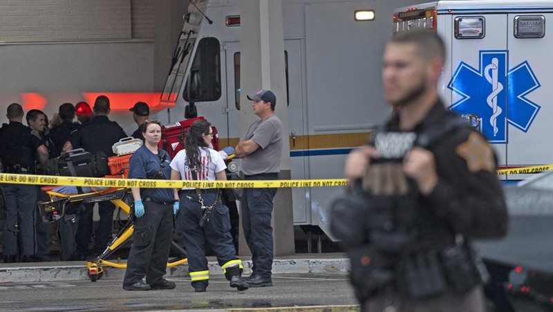 Aksi penembakan brutal kembali terjadi di Amerika Serikat. Kali ini, tiga orang tewas dan tiga lainnya luka-luka dalam insiden penembakan di sebuah mal di negara bagian Indiana pada Minggu (17/7) waktu setempat. (AP/Kelly Wilkinson)