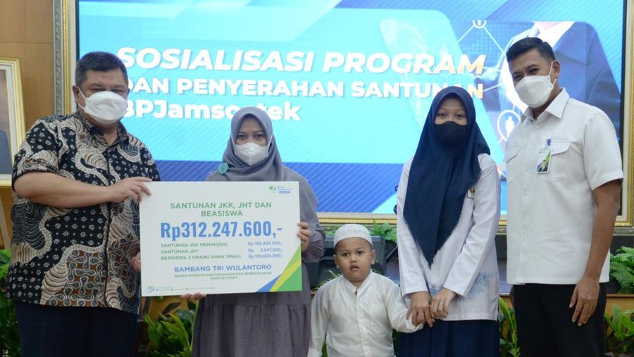 Dirut BPJS Ketenagakerjaan Menyerahkan Santunan
