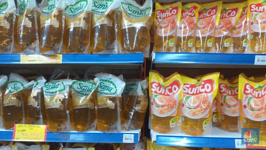 Harga minyak goreng terpantau turun.