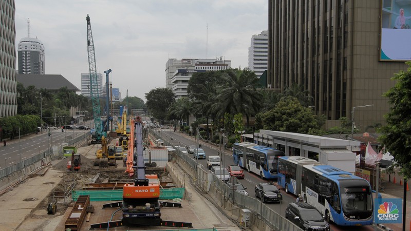 Kendaraan melintas di dekat proyek pembangunan Moda Raya Terpadu (MRT) di kawasan MH Thamrin, Jakarta, Senin (18/7/2022). PT MRT Jakarta (Perseroda) melaporkan pekerjaan pembangunan CP 201 rute Stasiun Thamrin- Stasiun Monas fase 2A l telah mencapai 40,25 persen per 25 Juni 2022. (CNBC Indonesia/Andrean Kristianto) Kendaraan melintas di dekat proyek pembangunan Moda Raya Terpadu (MRT) di kawasan MH Thamrin, Jakarta, Senin (18/7/2022). PT MRT Jakarta (Perseroda) melaporkan pekerjaan pembangunan CP 201 rute Stasiun Thamrin- Stasiun Monas fase 2A l telah mencapai 40,25 persen per 25 Juni 2022. (CNBC Indonesia/Andrean Kristianto)