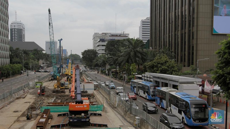 Kendaraan melintas di dekat proyek pembangunan Moda Raya Terpadu (MRT) di kawasan MH Thamrin, Jakarta, Senin (18/7/2022). PT MRT Jakarta (Perseroda) melaporkan pekerjaan pembangunan CP 201 rute Stasiun Thamrin- Stasiun Monas fase 2A l telah mencapai 40,25 persen per 25 Juni 2022. (CNBC Indonesia/Andrean Kristianto)