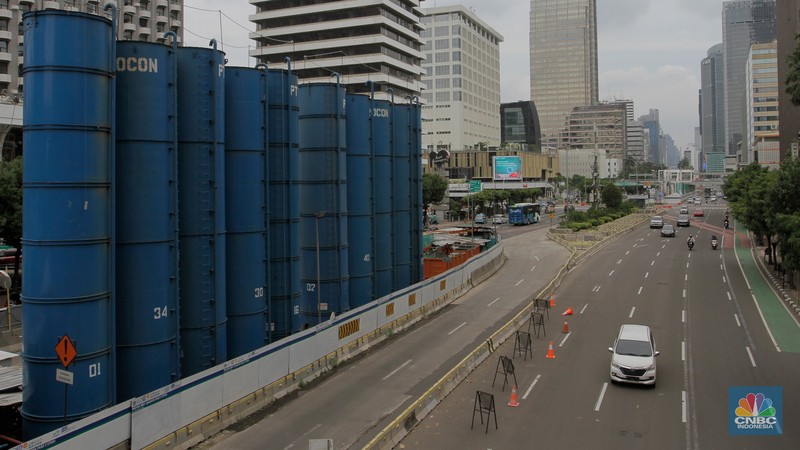Kendaraan melintas di dekat proyek pembangunan Moda Raya Terpadu (MRT) di kawasan MH Thamrin, Jakarta, Senin (18/7/2022). PT MRT Jakarta (Perseroda) melaporkan pekerjaan pembangunan CP 201 rute Stasiun Thamrin- Stasiun Monas fase 2A l telah mencapai 40,25 persen per 25 Juni 2022. (CNBC Indonesia/Andrean Kristianto)