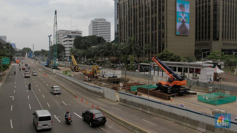 Kendaraan melintas di dekat proyek pembangunan Moda Raya Terpadu (MRT) di kawasan MH Thamrin, Jakarta, Senin (18/7/2022). PT MRT Jakarta (Perseroda) melaporkan pekerjaan pembangunan CP 201 rute Stasiun Thamrin- Stasiun Monas fase 2A l telah mencapai 40,25 persen per 25 Juni 2022. (CNBC Indonesia/Andrean Kristianto)