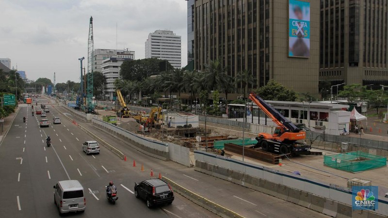 Kendaraan melintas di dekat proyek pembangunan Moda Raya Terpadu (MRT) di kawasan MH Thamrin, Jakarta, Senin (18/7/2022). PT MRT Jakarta (Perseroda) melaporkan pekerjaan pembangunan CP 201 rute Stasiun Thamrin- Stasiun Monas fase 2A l telah mencapai 40,25 persen per 25 Juni 2022. (CNBC Indonesia/Andrean Kristianto)