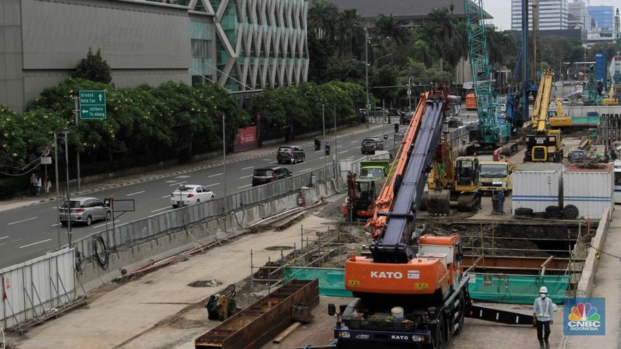 Kendaraan melintas di dekat proyek pembangunan Moda Raya Terpadu (MRT) di kawasan MH Thamrin, Jakarta, Senin (18/7/2022). PT MRT Jakarta (Perseroda) melaporkan pekerjaan pembangunan CP 201 rute Stasiun Thamrin- Stasiun Monas fase 2A l telah mencapai 40,25 persen per 25 Juni 2022. (CNBC Indonesia/Andrean Kristianto)