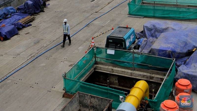 Kendaraan melintas di dekat proyek pembangunan Moda Raya Terpadu (MRT) di kawasan MH Thamrin, Jakarta, Senin (18/7/2022). PT MRT Jakarta (Perseroda) melaporkan pekerjaan pembangunan CP 201 rute Stasiun Thamrin- Stasiun Monas fase 2A l telah mencapai 40,25 persen per 25 Juni 2022. (CNBC Indonesia/Andrean Kristianto)