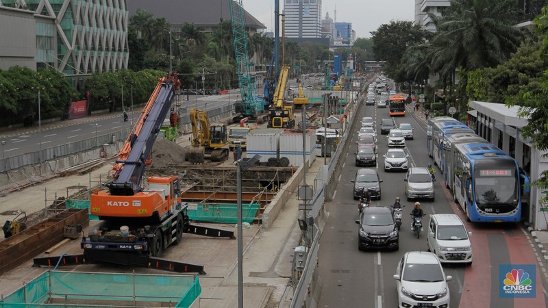 Kendaraan melintas di dekat proyek pembangunan Moda Raya Terpadu (MRT) di kawasan MH Thamrin, Jakarta, Senin (18/7/2022). PT MRT Jakarta (Perseroda) melaporkan pekerjaan pembangunan CP 201 rute Stasiun Thamrin- Stasiun Monas fase 2A l telah mencapai 40,25 persen per 25 Juni 2022. (CNBC Indonesia/Andrean Kristianto)