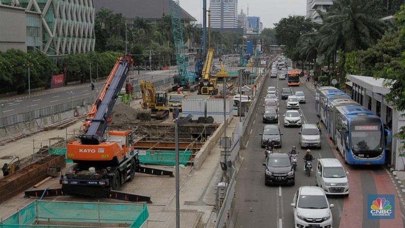 Kendaraan melintas di dekat proyek pembangunan Moda Raya Terpadu (MRT) di kawasan MH Thamrin, Jakarta, Senin (18/7/2022). PT MRT Jakarta (Perseroda) melaporkan pekerjaan pembangunan CP 201 rute Stasiun Thamrin- Stasiun Monas fase 2A l telah mencapai 40,25 persen per 25 Juni 2022. (CNBC Indonesia/Andrean Kristianto)