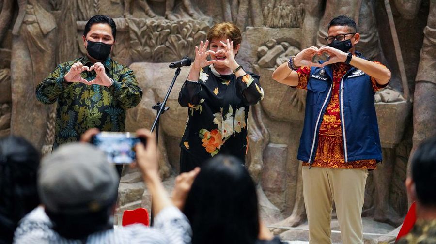 Managing Director International Monetary Fund (IMF) Kristalina Georgieva mengunjungi Sarinah dengan didampingi oleh Menteri Badan Usaha Milik Negara (BUMN) Erick Thohir dan Menteri Pariwisata dan Ekonomi Kreatif Sandiaga Uno pada Minggu (17/7/022). (Dok: Ist)