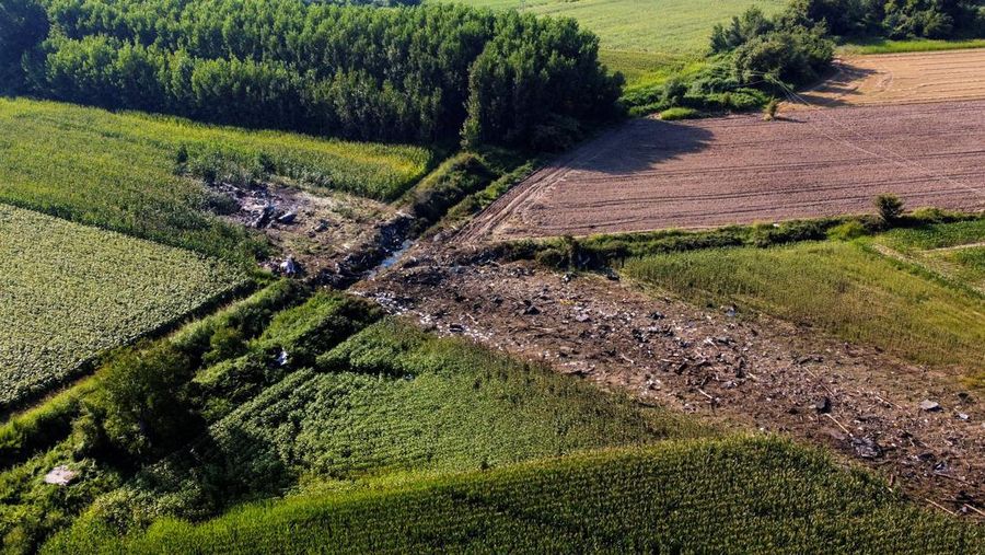 Sebuah pesawat kargo Ukraina yang membawa amunisi dari Serbia ke Bangladesh jatuh di dekat kota Kavala di utara Yunani pada Sabtu (16/7/2022) waktu setempat. (REUTERS/ALKIS KONSTANTINIDIS)