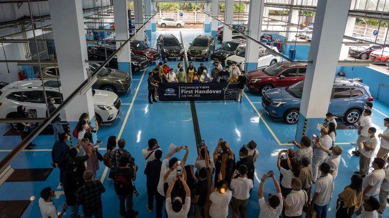 Subaru Corporation Japan dan PT Plaza Auto Mega melakukan penyerahan perdana 10 unit pertama the all-new Subaru Forester pada pelanggan di Indonesia (Dok: Subaru)