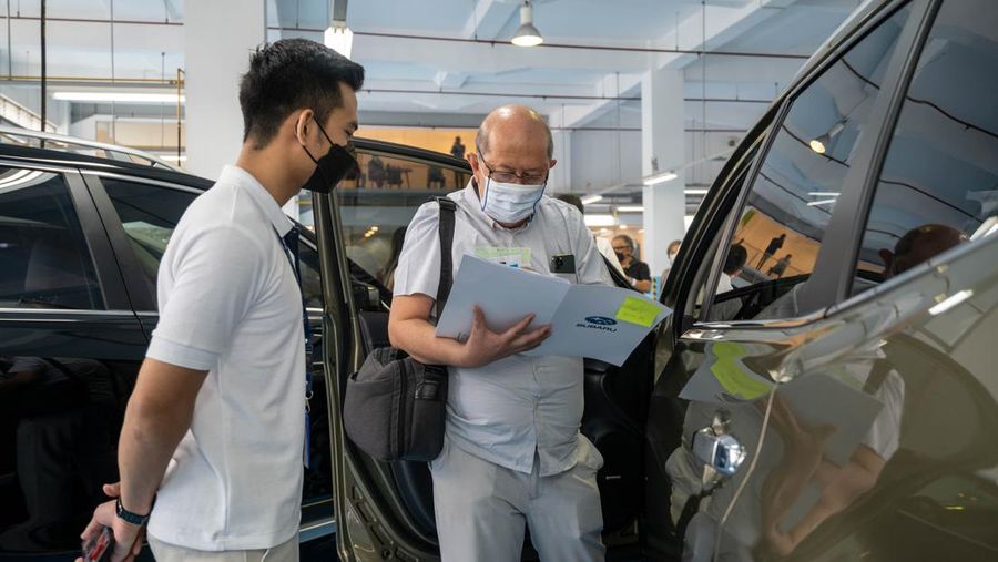 Subaru Corporation Japan dan PT Plaza Auto Mega melakukan penyerahan perdana 10 unit pertama the all-new Subaru Forester pada pelanggan di Indonesia (Dok: Subaru)