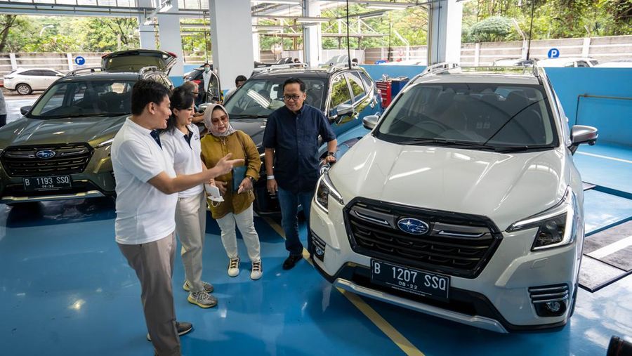 Subaru Corporation Japan dan PT Plaza Auto Mega melakukan penyerahan perdana 10 unit pertama the all-new Subaru Forester pada pelanggan di Indonesia (Dok: Subaru)