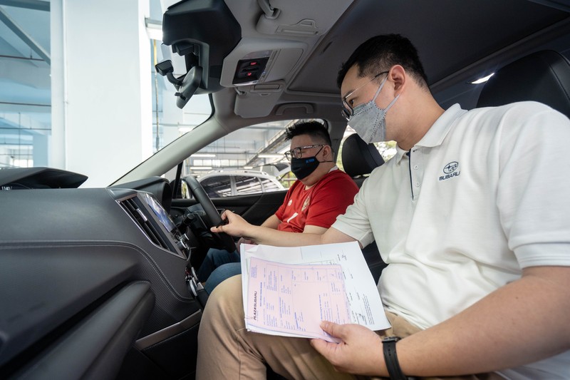 Subaru Corporation Japan dan PT Plaza Auto Mega melakukan penyerahan perdana 10 unit pertama the all-new Subaru Forester pada pelanggan di Indonesia (Dok: Subaru)