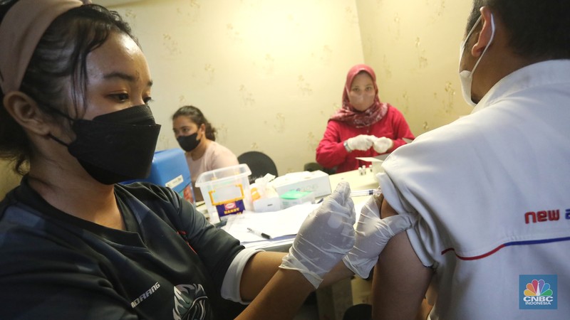 Tenaga kesehatan menyuntikan vaksin COVID-19 kepeda warga saat pelaksanaan vaksinasi massal di Kota Kasablanka, Jakarta, Senin (18/7/2022). Pemprov DKI Jakarta memberlakukan syarat vaksinasi booster untuk masyarakat yang beraktivitas di fasilitas umum seperti sektor perkantoran, mal hingga tempat pariwisata di Jakarta. (CNBC Indonesia/Andrean Kristianto) Tenaga kesehatan menyuntikan vaksin COVID-19 kepeda warga saat pelaksanaan vaksinasi massal di Kota Kasablanka, Jakarta, Senin (18/7/2022). Pemprov DKI Jakarta memberlakukan syarat vaksinasi booster untuk masyarakat yang beraktivitas di fasilitas umum seperti sektor perkantoran, mal hingga tempat pariwisata di Jakarta. (CNBC Indonesia/Andrean Kristianto)