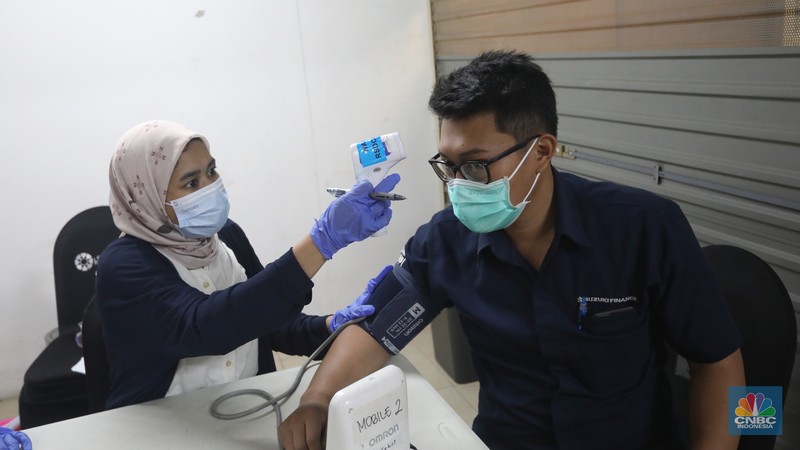 Tenaga kesehatan menyuntikan vaksin COVID-19 kepeda warga saat pelaksanaan vaksinasi massal di Kota Kasablanka, Jakarta, Senin (18/7/2022). Pemprov DKI Jakarta memberlakukan syarat vaksinasi booster untuk masyarakat yang beraktivitas di fasilitas umum seperti sektor perkantoran, mal hingga tempat pariwisata di Jakarta. (CNBC Indonesia/Andrean Kristianto) Tenaga kesehatan menyuntikan vaksin COVID-19 kepeda warga saat pelaksanaan vaksinasi massal di Kota Kasablanka, Jakarta, Senin (18/7/2022). Pemprov DKI Jakarta memberlakukan syarat vaksinasi booster untuk masyarakat yang beraktivitas di fasilitas umum seperti sektor perkantoran, mal hingga tempat pariwisata di Jakarta. (CNBC Indonesia/Andrean Kristianto)