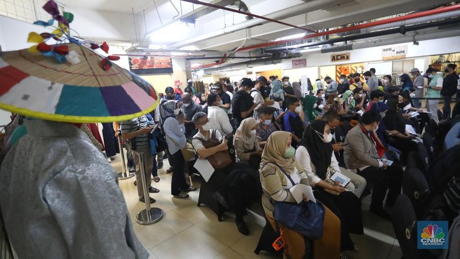 Tenaga kesehatan menyuntikan vaksin COVID-19 kepeda warga saat pelaksanaan vaksinasi massal di Kota Kasablanka, Jakarta, Senin (18/7/2022). Pemprov DKI Jakarta memberlakukan syarat vaksinasi booster untuk masyarakat yang beraktivitas di fasilitas umum seperti sektor perkantoran, mal hingga tempat pariwisata di Jakarta. (CNBC Indonesia/Andrean Kristianto)