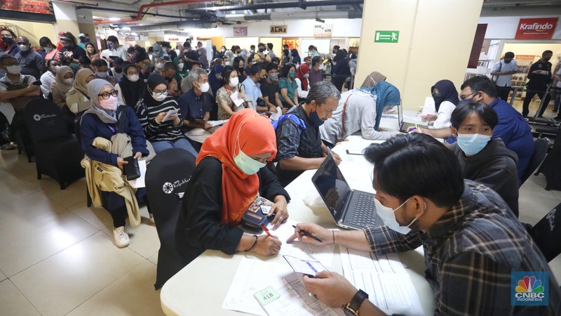 Tenaga kesehatan menyuntikan vaksin COVID-19 kepeda warga saat pelaksanaan vaksinasi massal di Kota Kasablanka, Jakarta, Senin (18/7/2022). Pemprov DKI Jakarta memberlakukan syarat vaksinasi booster untuk masyarakat yang beraktivitas di fasilitas umum seperti sektor perkantoran, mal hingga tempat pariwisata di Jakarta. (CNBC Indonesia/Andrean Kristianto)