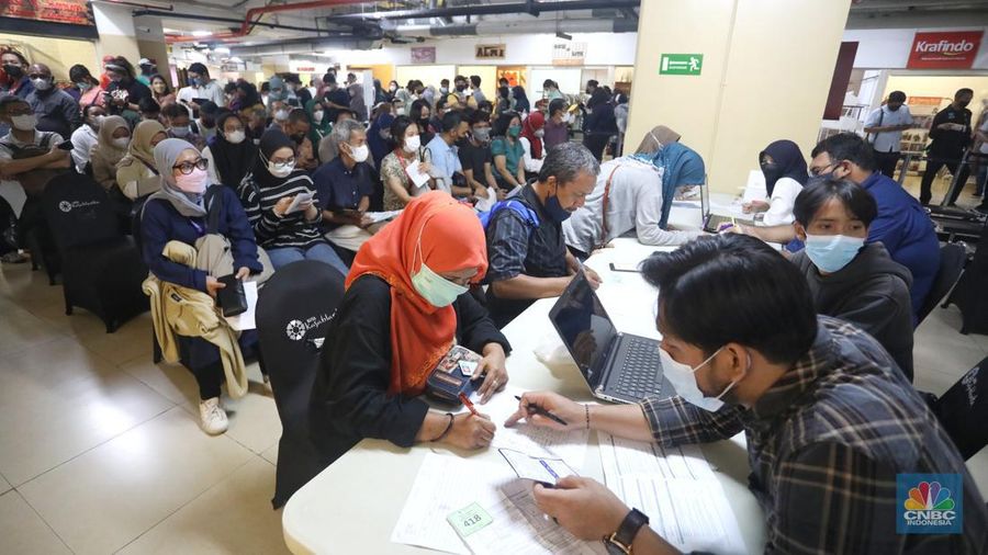 Tenaga kesehatan menyuntikan vaksin COVID-19 kepeda warga saat pelaksanaan vaksinasi massal di Kota Kasablanka, Jakarta, Senin (18/7/2022). Pemprov DKI Jakarta memberlakukan syarat vaksinasi booster untuk masyarakat yang beraktivitas di fasilitas umum seperti sektor perkantoran, mal hingga tempat pariwisata di Jakarta. (CNBC Indonesia/Andrean Kristianto)