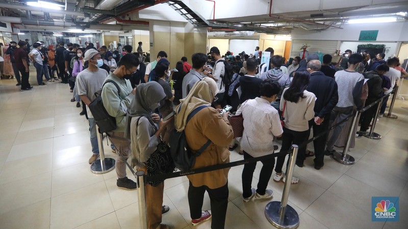 Tenaga kesehatan menyuntikan vaksin COVID-19 kepeda warga saat pelaksanaan vaksinasi massal di Kota Kasablanka, Jakarta, Senin (18/7/2022). Pemprov DKI Jakarta memberlakukan syarat vaksinasi booster untuk masyarakat yang beraktivitas di fasilitas umum seperti sektor perkantoran, mal hingga tempat pariwisata di Jakarta. (CNBC Indonesia/Andrean Kristianto) Tenaga kesehatan menyuntikan vaksin COVID-19 kepeda warga saat pelaksanaan vaksinasi massal di Kota Kasablanka, Jakarta, Senin (18/7/2022). Pemprov DKI Jakarta memberlakukan syarat vaksinasi booster untuk masyarakat yang beraktivitas di fasilitas umum seperti sektor perkantoran, mal hingga tempat pariwisata di Jakarta. (CNBC Indonesia/Andrean Kristianto)