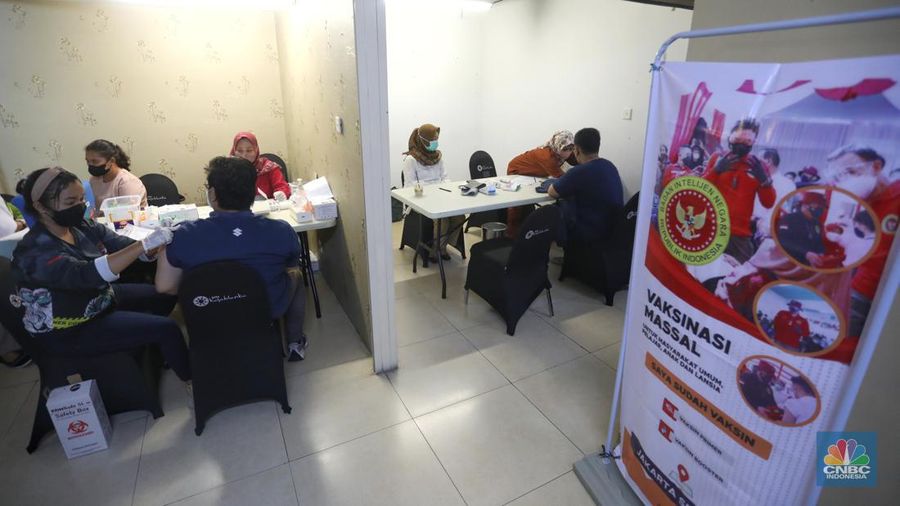 Tenaga kesehatan menyuntikan vaksin COVID-19 kepeda warga saat pelaksanaan vaksinasi massal di Kota Kasablanka, Jakarta, Senin (18/7/2022). Pemprov DKI Jakarta memberlakukan syarat vaksinasi booster untuk masyarakat yang beraktivitas di fasilitas umum seperti sektor perkantoran, mal hingga tempat pariwisata di Jakarta. (CNBC Indonesia/Andrean Kristianto)