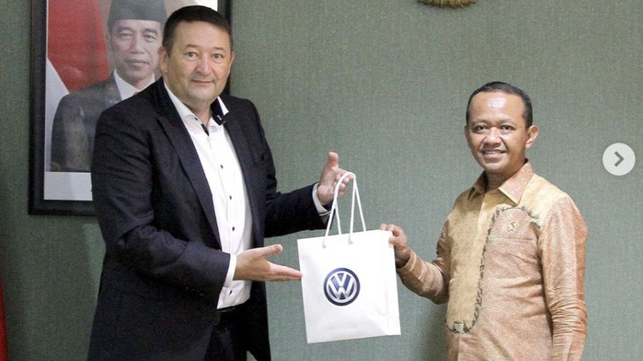 Menteri Investasi/Kepala BKPM Bahlil Lahadalia bertemu dengan Chief Procurement Officer Volkswagen (VW) Jorg Teichmann di Kantor Kementerian Investasi/BKPM. (Tangkapan layar instagram @bkpm_id)