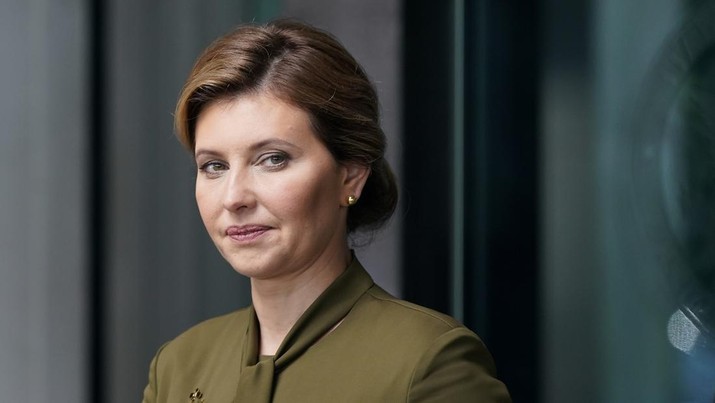 Olena Zelenska, pasangan Presiden Ukraina Volodymyr Zelenskyy, berjalan keluar dari Departemen Luar Negeri, Senin, 18 Juli 2022 di Washington, setelah bertemu dengan Menteri Luar Negeri Antony Blinken dalam pertemuan tertutup. (AP/Patrick Semansky) Olena Zelenska, pasangan Presiden Ukraina Volodymyr Zelenskyy, berjalan keluar dari Departemen Luar Negeri, Senin, 18 Juli 2022 di Washington, setelah bertemu dengan Menteri Luar Negeri Antony Blinken dalam pertemuan tertutup. (AP/Patrick Semansky)
