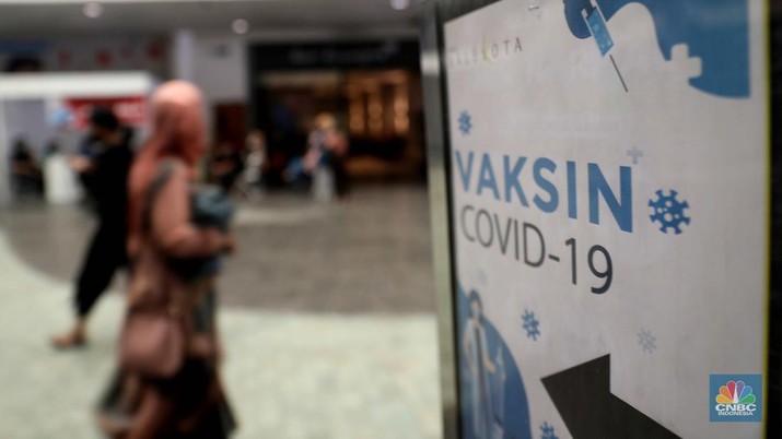 Pengunjung mall mengantri untuk melakukan vaksinasi dosis ketiga covid-19 di mall Bale Kota Tangerang, Banten, Selasa 19/07. Pemerintah resmi memberlakukan wajib vaksin booster atau dosis ketiga untuk masuk mal atau area publik lainnya. (CNBC Indonesia/Muhammad Sabki) Pengunjung mall mengantri untuk melakukan vaksinasi dosis ketiga covid-19 di mall Bale Kota Tangerang, Banten, Selasa 19/07. Pemerintah resmi memberlakukan wajib vaksin booster atau dosis ketiga untuk masuk mal atau area publik lainnya. (CNBC Indonesia/Muhammad Sabki)