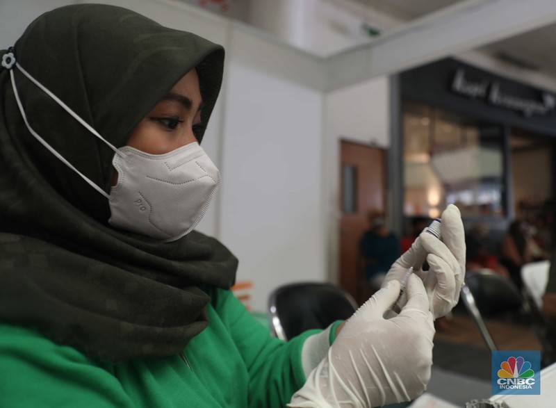 Pengunjung mall mengantri untuk melakukan vaksinasi dosis ketiga covid-19 di mall Bale Kota Tangerang, Banten, Selasa 19/07. Pemerintah resmi memberlakukan wajib vaksin booster atau dosis ketiga untuk masuk mal atau area publik lainnya. (CNBC Indonesia/Muhammad Sabki) Pengunjung mall mengantri untuk melakukan vaksinasi dosis ketiga covid-19 di mall Bale Kota Tangerang, Banten, Selasa 19/07. Pemerintah resmi memberlakukan wajib vaksin booster atau dosis ketiga untuk masuk mal atau area publik lainnya. (CNBC Indonesia/Muhammad Sabki)