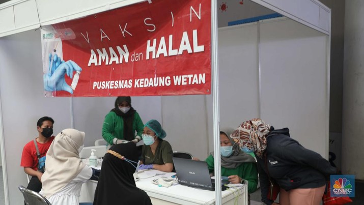 Pengunjung mall mengantri untuk melakukan vaksinasi dosis ketiga covid-19 di mall Bale Kota Tangerang, Banten, Selasa 19/07. Pemerintah resmi memberlakukan wajib vaksin booster atau dosis ketiga untuk masuk mal atau area publik lainnya. (CNBC Indonesia/Muhammad Sabki)