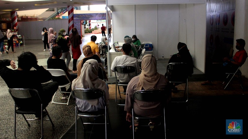 Pengunjung mall mengantri untuk melakukan vaksinasi dosis ketiga covid-19 di mall Bale Kota Tangerang, Banten, Selasa 19/07. Pemerintah resmi memberlakukan wajib vaksin booster atau dosis ketiga untuk masuk mal atau area publik lainnya. (CNBC Indonesia/Muhammad Sabki) Pengunjung mall mengantri untuk melakukan vaksinasi dosis ketiga covid-19 di mall Bale Kota Tangerang, Banten, Selasa 19/07. Pemerintah resmi memberlakukan wajib vaksin booster atau dosis ketiga untuk masuk mal atau area publik lainnya. (CNBC Indonesia/Muhammad Sabki)