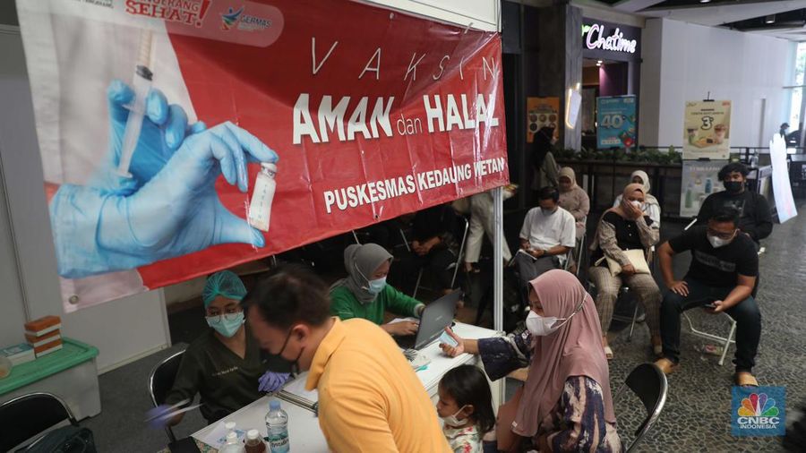 Pengunjung mall mengantri untuk melakukan vaksinasi dosis ketiga covid-19 di mall Bale Kota Tangerang, Banten, Selasa 19/07. Pemerintah resmi memberlakukan wajib vaksin booster atau dosis ketiga untuk masuk mal atau area publik lainnya. (CNBC Indonesia/Muhammad Sabki)