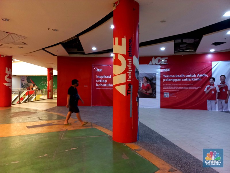 Pengunjung melintas di depan toko Ace Hardware yang ditutup di Kawasan Mall di Tangerang, Banten, Selasa, 19/7. Perusahaan ritel lagi-lagi menutup gerainya di tengah pandemi Covid-19. (CNBC Indonesia/Muhammad Sabki) Pengunjung melintas di depan toko Ace Hardware yang ditutup di Kawasan Mall di Tangerang, Banten, Selasa, 19/7. Perusahaan ritel lagi-lagi menutup gerainya di tengah pandemi Covid-19. (CNBC Indonesia/Muhammad Sabki)