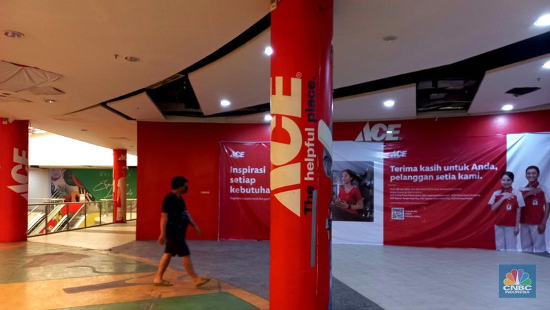 Pengunjung melintas di depan toko Ace Hardware yang ditutup di Kawasan Mall di Tangerang, Banten, Selasa, 19/7. Perusahaan ritel lagi-lagi menutup gerainya di tengah pandemi Covid-19. (CNBC Indonesia/Muhammad Sabki)
