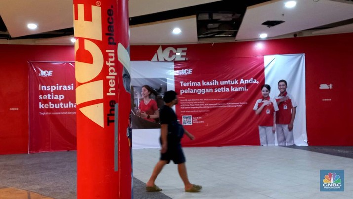 Pengunjung melintas di depan toko Ace Hardware yang ditutup di Kawasan Mall di Tangerang, Banten, Selasa, 19/7. Perusahaan ritel lagi-lagi menutup gerainya di tengah pandemi Covid-19. (CNBC Indonesia/Muhammad Sabki)