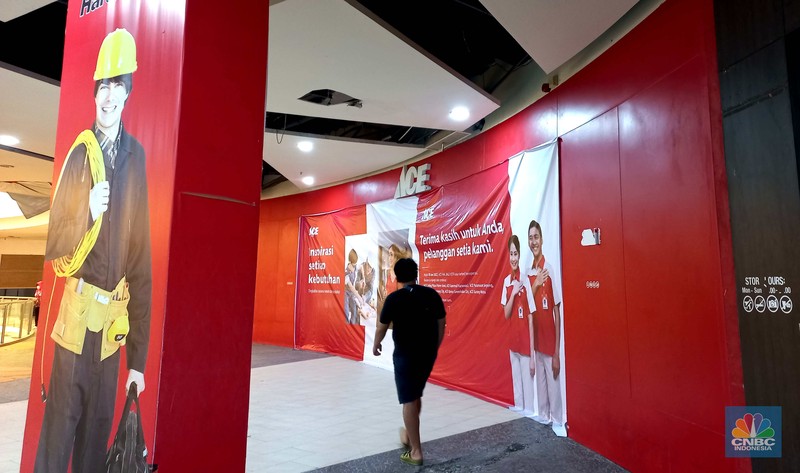 Pengunjung melintas di depan toko Ace Hardware yang ditutup di Kawasan Mall di Tangerang, Banten, Selasa, 19/7. Perusahaan ritel lagi-lagi menutup gerainya di tengah pandemi Covid-19. (CNBC Indonesia/Muhammad Sabki) Pengunjung melintas di depan toko Ace Hardware yang ditutup di Kawasan Mall di Tangerang, Banten, Selasa, 19/7. Perusahaan ritel lagi-lagi menutup gerainya di tengah pandemi Covid-19. (CNBC Indonesia/Muhammad Sabki)