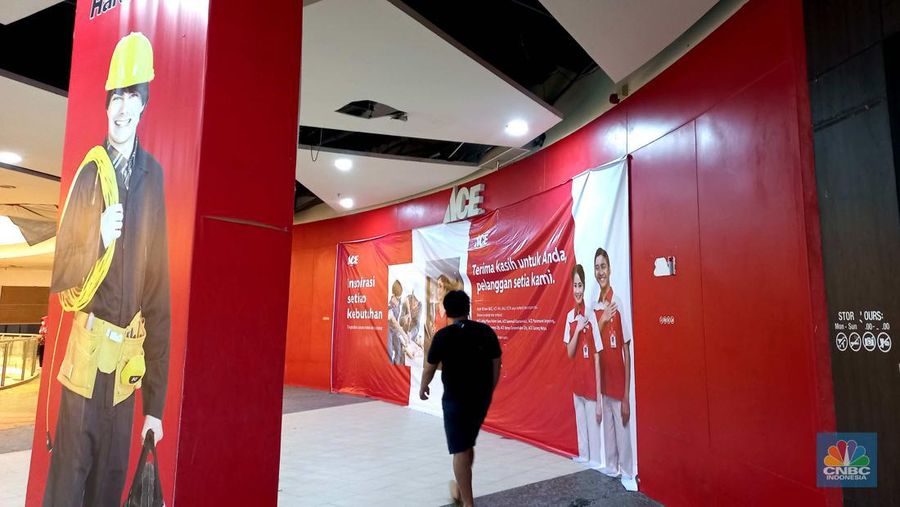 Pengunjung melintas di depan toko Ace Hardware yang ditutup di Kawasan Mall di Tangerang, Banten, Selasa, 19/7. Perusahaan ritel lagi-lagi menutup gerainya di tengah pandemi Covid-19. (CNBC Indonesia/Muhammad Sabki)